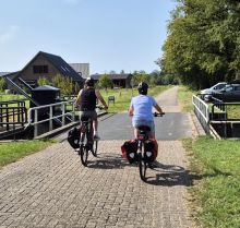 fietsers op een landweggetje