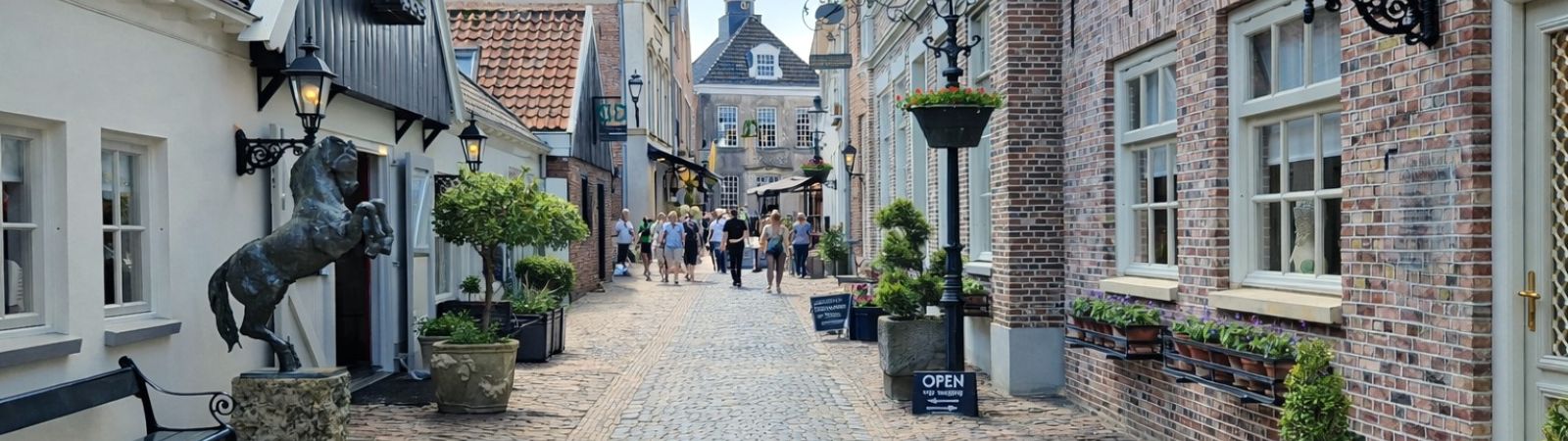 straatje in centrum ootmarsum met kunstgalerieen